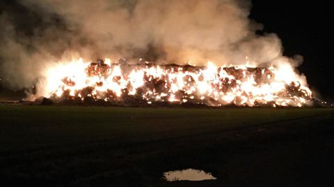 Une meule de paille a été incendiée dans le champ de la famille Vincent pour la deuxième fois consécutive en l’espace de 48 heures. © Famille Vincent Une meule de paille a été incendiée dans le champ de la famille Vincent pour la deuxième fois consécutive en l’espace de 48 heures. © Famille Vincent